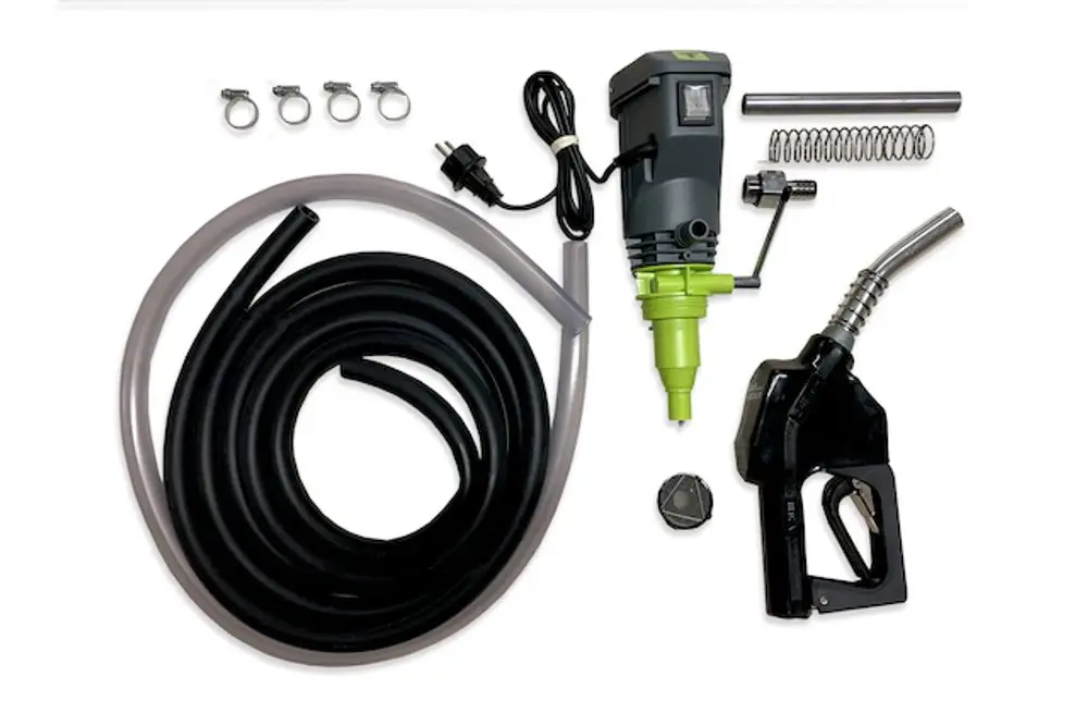 Roth Diesel-Tankanlage mit Elektro-Pumpe, bestehend aus Pumpe, Schlauch, Tankfüllpistole und Zubehörteilen, auf weißem Hintergrund abgebildet.